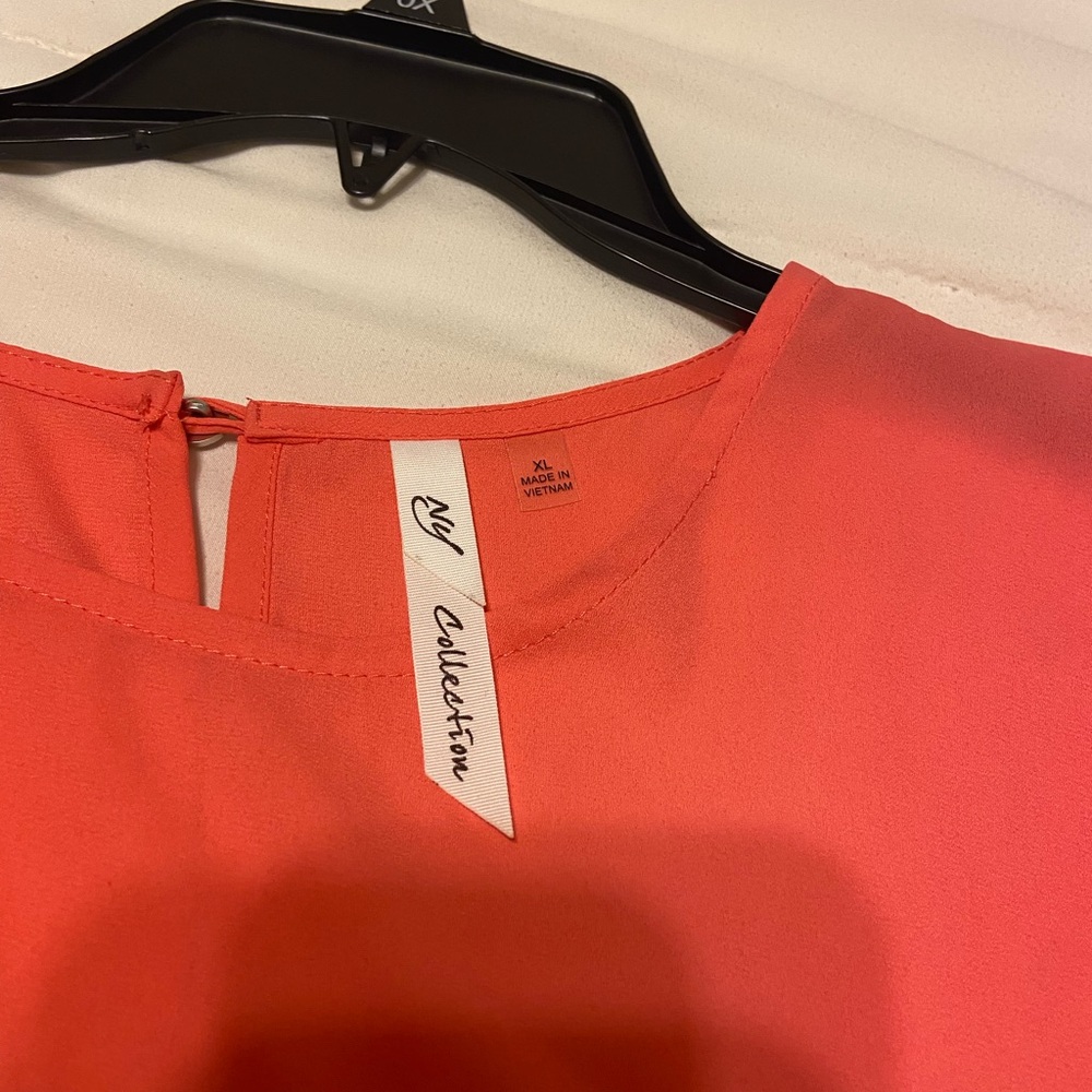 NY Collection ladies coral crepe blouse, pleated short sleeve, hi lo hem Size XL